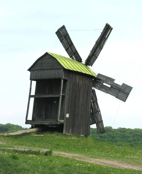 Antiguo molino de viento en Ucrania — Foto de Stock