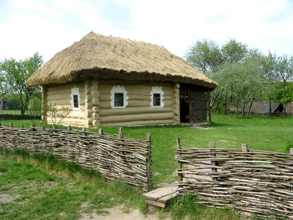 Land log hut in plaats van Oekraïne — Stockfoto