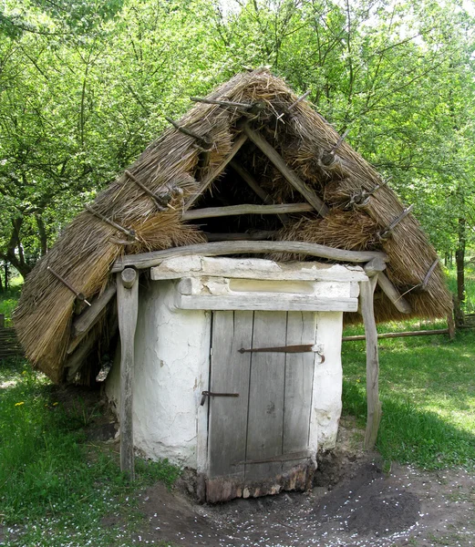 Ancienne cave dans le village de l'Ukraine — Photo