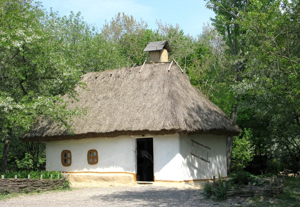 Alte Lehmhütte im Dorf ukraine — Stockfoto