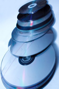 beyaz zemin üzerinde cd yığını.