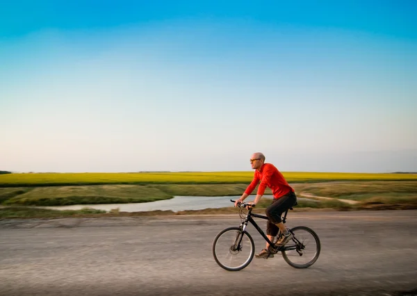 Homem de bicicleta em movimento — Fotografia de Stock
