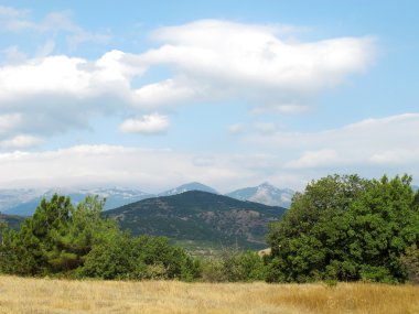 Bulutlu dağ manzarası