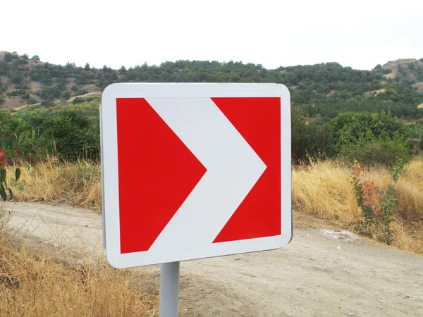 Kırmızı ve beyaz işaretçi yol — Stok fotoğraf