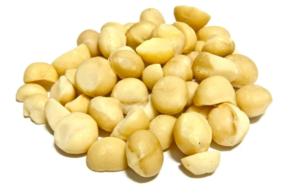 Grupa macadamias na białym tle — Zdjęcie stockowe