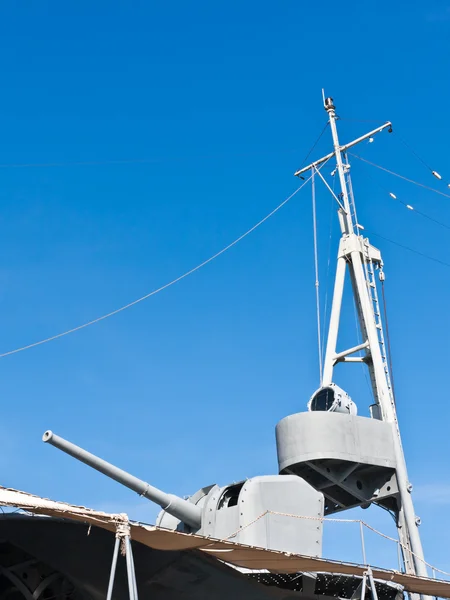 Canon op slagschip met mast — Stockfoto
