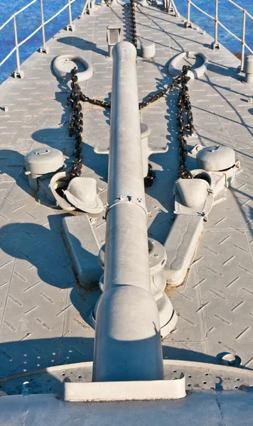 Savaş gemisinin güvertesinde Canon — Stok fotoğraf