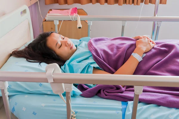 Asiatische weibliche Patient auf Bett — Stockfoto