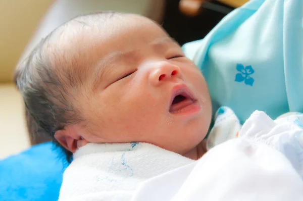 アジア女性新生児の顔が眠りに落ちる — ストック写真