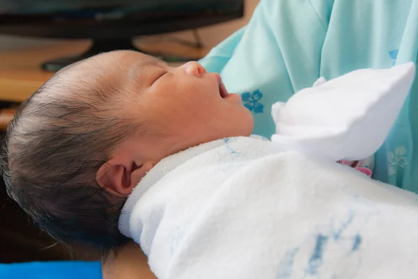 アジア女性新生児の顔が眠りに落ちる — ストック写真