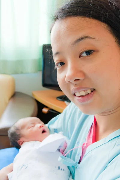 新生児の腕の中でアジアの女性 — ストック写真