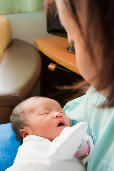 Asiatiska kvinnliga nyfödda i mammas famn lodrätt — Stockfoto