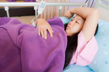 Asyalı kadın hasta ile kol alnına