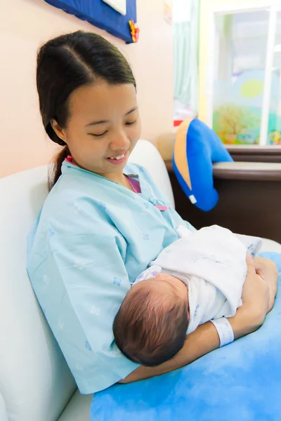 Mulher asiática com recém-nascido nos braços — Fotografia de Stock