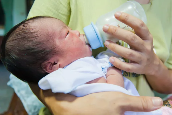 アジア女性新生児ミルクを食べる — ストック写真
