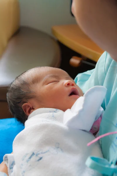 新生児縦母の腕の中でアジアの女性 — ストック写真