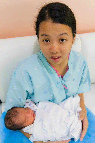Asiatisk kvinna med nyfödd i armar — Stockfoto