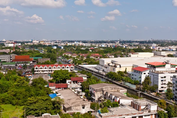 Бангкок городской пейзаж рядом с каналом — стоковое фото