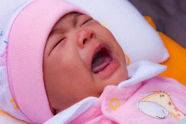 Asiático recém-nascido chorando — Fotografia de Stock