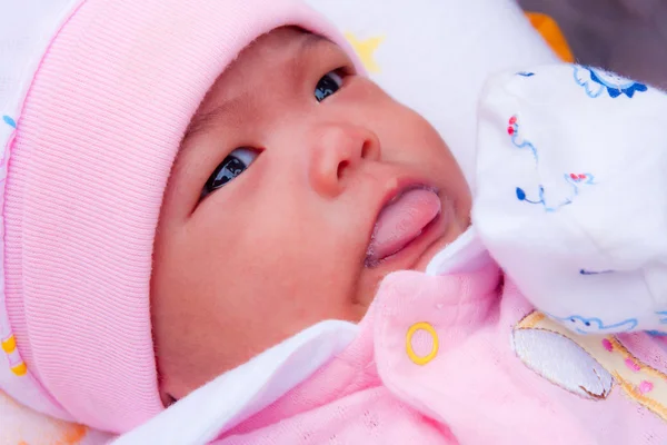 Asiático recém-nascido saindo sua língua — Fotografia de Stock