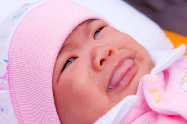 Asiático recém-nascido começar a chorar — Fotografia de Stock