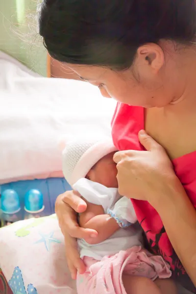 アジアの女性の母乳で育てる彼女の娘 — ストック写真