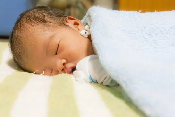 Азиатский спящий новорожденный — стоковое фото