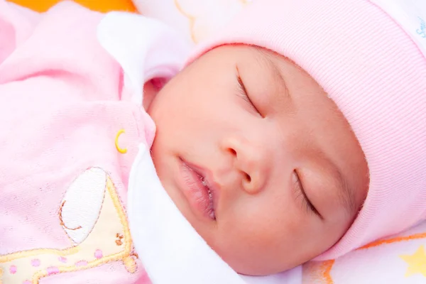 Лицо спящего азиатского новорожденного — стоковое фото