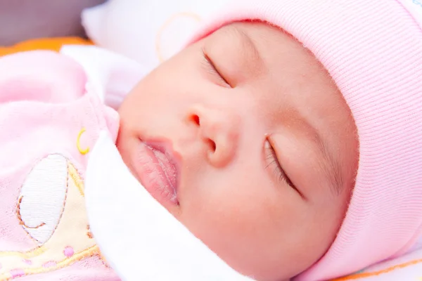 Rosto do recém-nascido asiático dormindo — Fotografia de Stock