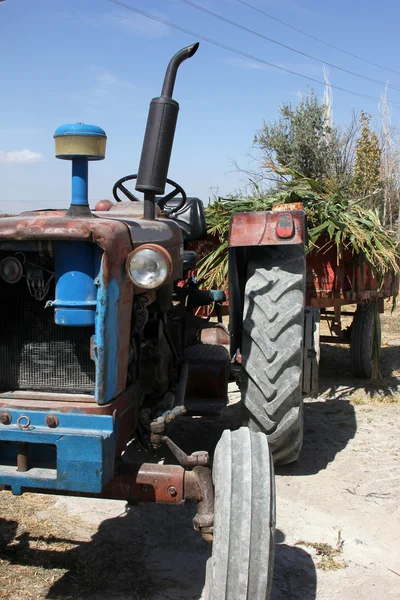 Används i den gamla modellen av en traktor i fältet — Stockfoto