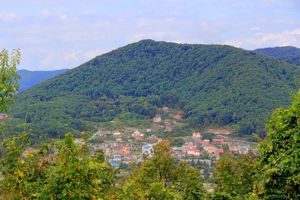 Landskap med Kaukasus bergen och liten stad — Stockfoto