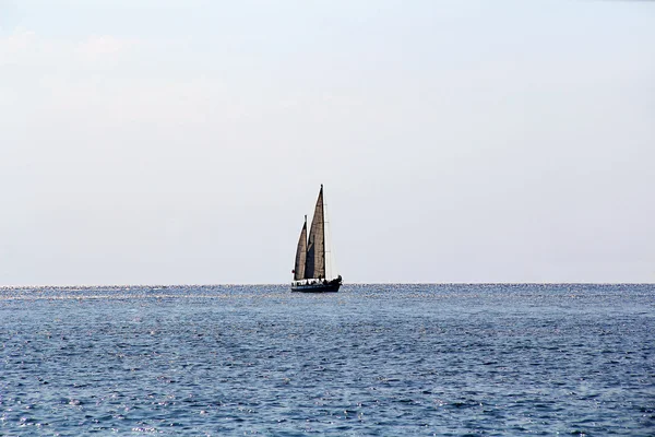 Paysage avec mer et voilier — Photo
