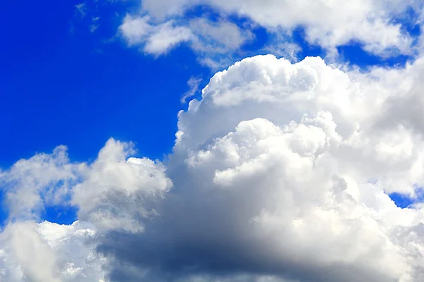 Beautiful picture with blue cloudiness sky — Stock Photo, Image