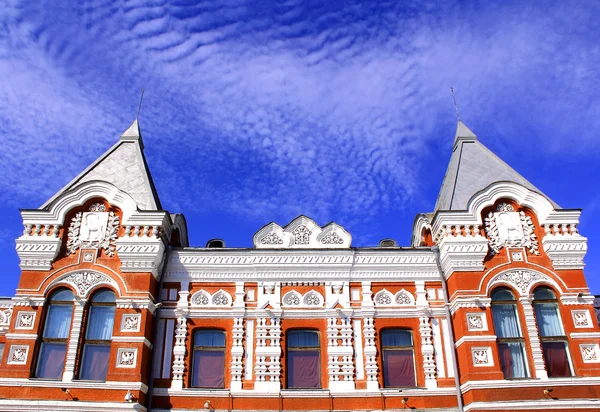 Пейзаж с историческим театром драмы и голубым небом — стоковое фото