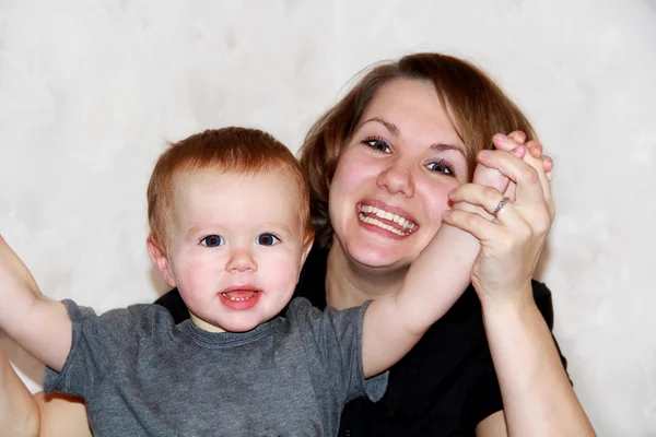 Retrato da mãe e do bebê mais felizes — Fotografia de Stock