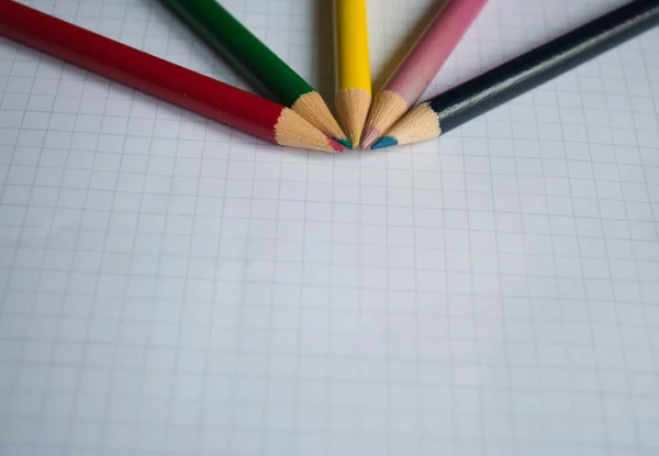 Cinq crayons disposés artistiquement — Photo