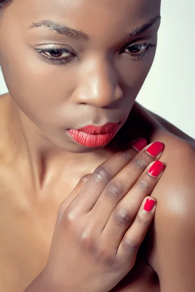 Primo piano di una giovane donna con trucco naturale degli occhi e rosso li — Foto Stock