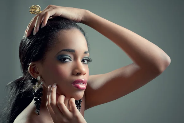Jeune belle femme noire avec des bijoux en or — Photo