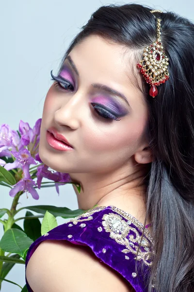 Mulher indiana bonita com maquiagem nupcial — Fotografia de Stock