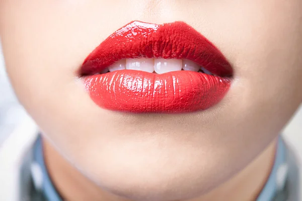 Gros plan des lèvres féminines avec rouge à lèvres rouge — Photo