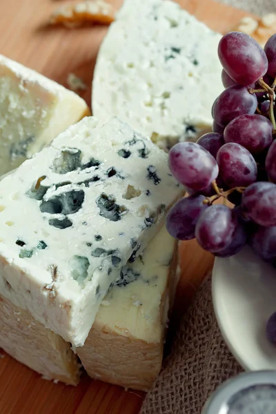 奶酪静物红葡萄和核桃 — 图库照片
