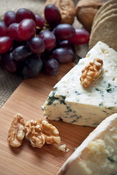 Blue cheese with walnuts and grapes — Stock Photo, Image
