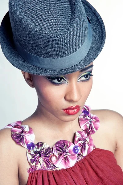 Primo piano ritratto di bella giovane showgirl che indossa un cappello — Foto Stock