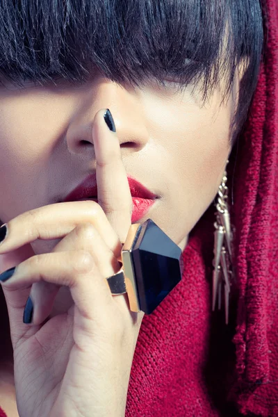 Closeup picture of young woman with finger on lips — Stock Photo, Image