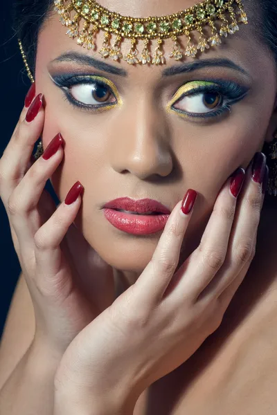Belle femme indienne avec maquillage nuptial, gros plan — Photo