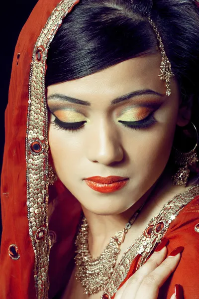 Schöne indische Mädchen mit Braut Make-up — Stockfoto