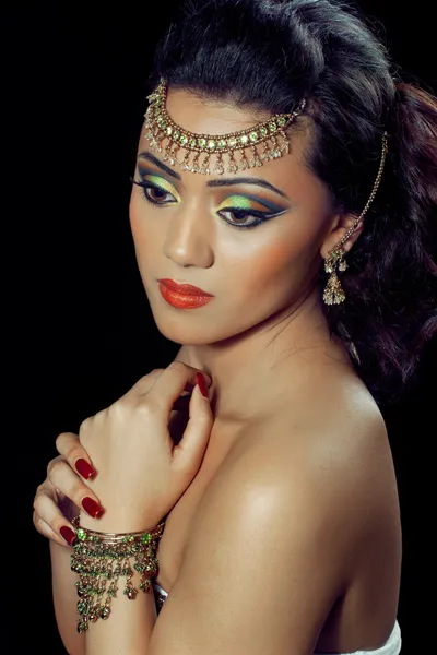 Linda asiática / indiana mulher com maquiagem nupcial e jóias — Fotografia de Stock