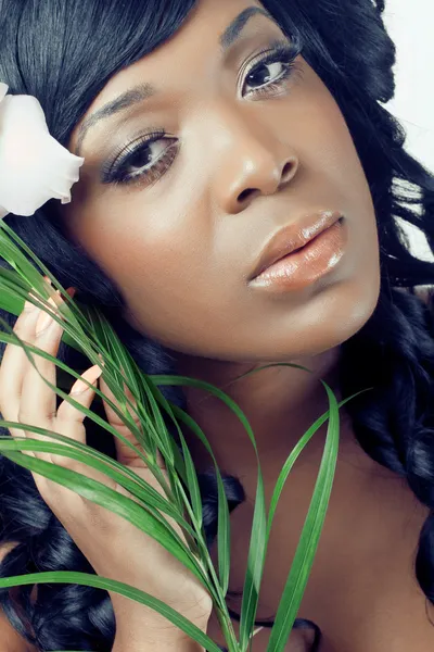 Schöne junge Frau mit Palmblättern, Nahaufnahme — Stockfoto
