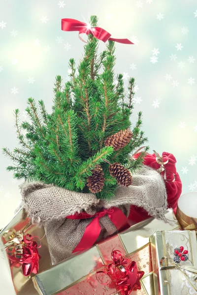 Regalos de Navidad bajo el árbol de Navidad —  Fotos de Stock