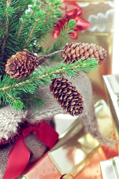Prezenty świąteczne pod choinką — Zdjęcie stockowe
